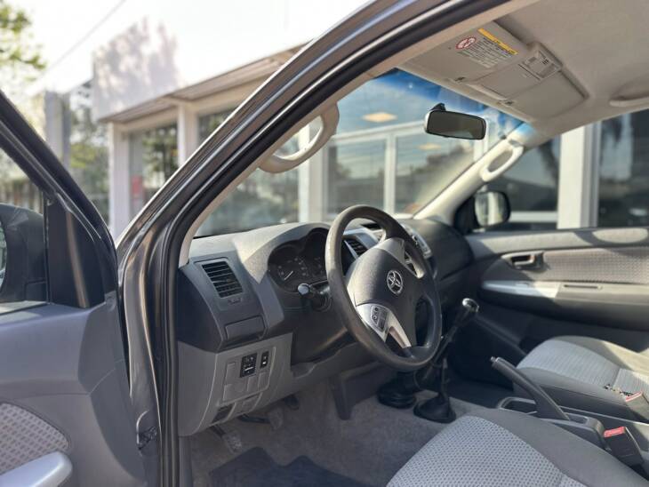 HILUX D/CABINA 2.5 TDI DX PACK 4x4 año 2015 impecable! Financia Bco. Santander. Acércate a ORIO HNOS, SAN GENARO, concesionario oficial SHINERAY, DOMY Utilitarios - Imagen 10