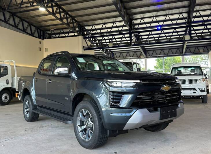 CHEVROLET S10 D/C 2.8 TDI A/T LTZ 4x4 0Km My2025 gris aegean. DISPONIBLE! Financia Bco. Santander. Acércate a ORIO HNOS, SAN GENARO, concesionario oficial JMC, ISUZU, KAMA Camiones