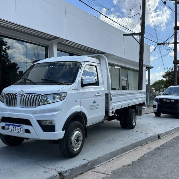 SHINERAY T 30 C/ SIMPLE CHASIS con DUALES p/2Ton. año 2021, blanco. con 26.000Km. Financia Bco. Santander. Acércate a ORIO HNOS, SAN GENARO, concesionario oficial SHINERAY, DOMY Utilitarios