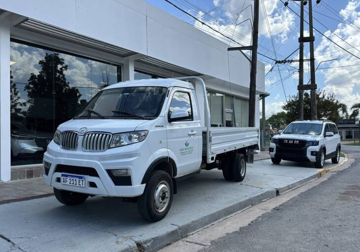 SHINERAY T 30 C/ SIMPLE CHASIS con DUALES p/2Ton. año 2021, blanco. con 26.000Km. Financia Bco. Santander. Acércate a ORIO HNOS, SAN GENARO, concesionario oficial SHINERAY, DOMY Utilitarios