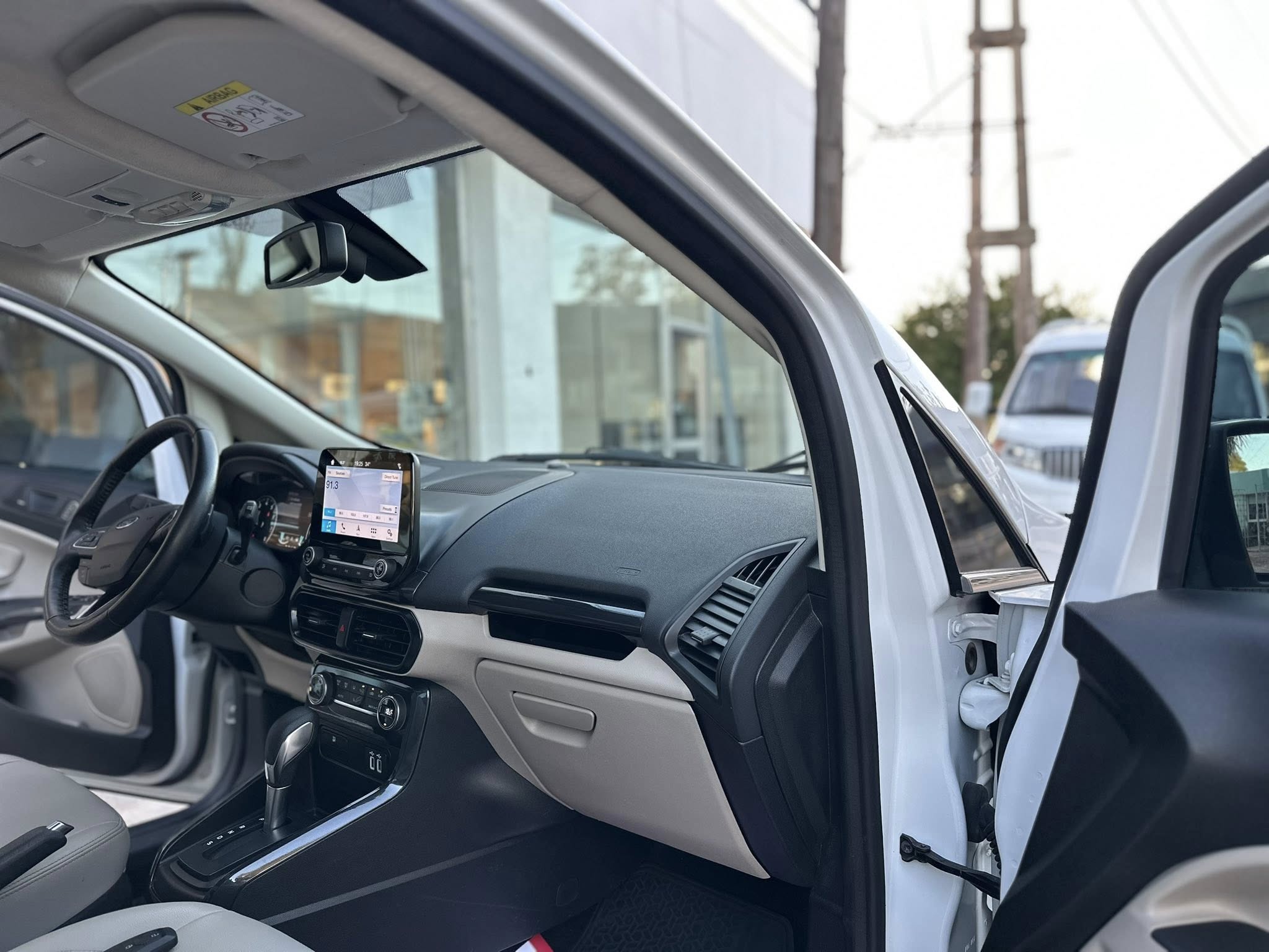 ECOSPORT TITANIUM 1.5 NAFTA A/T año 2019 con 45.000Km. UNICA!! Financia Bco. Santander. Acércate a ORIO HNOS, SAN GENARO, concesionario oficial JMC, ISUZU, KAMA Camiones - Imagen 5