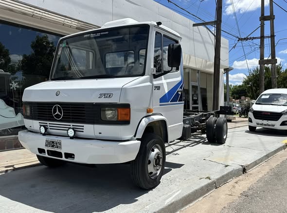 MERCEDES-BENZ 710 CHASIS con CABINA año 2008 blanco. Impecable!! Acércate a ORIO HNOS, SAN GENARO, concesionario oficial JMC, ISUZU, KAMA Camiones