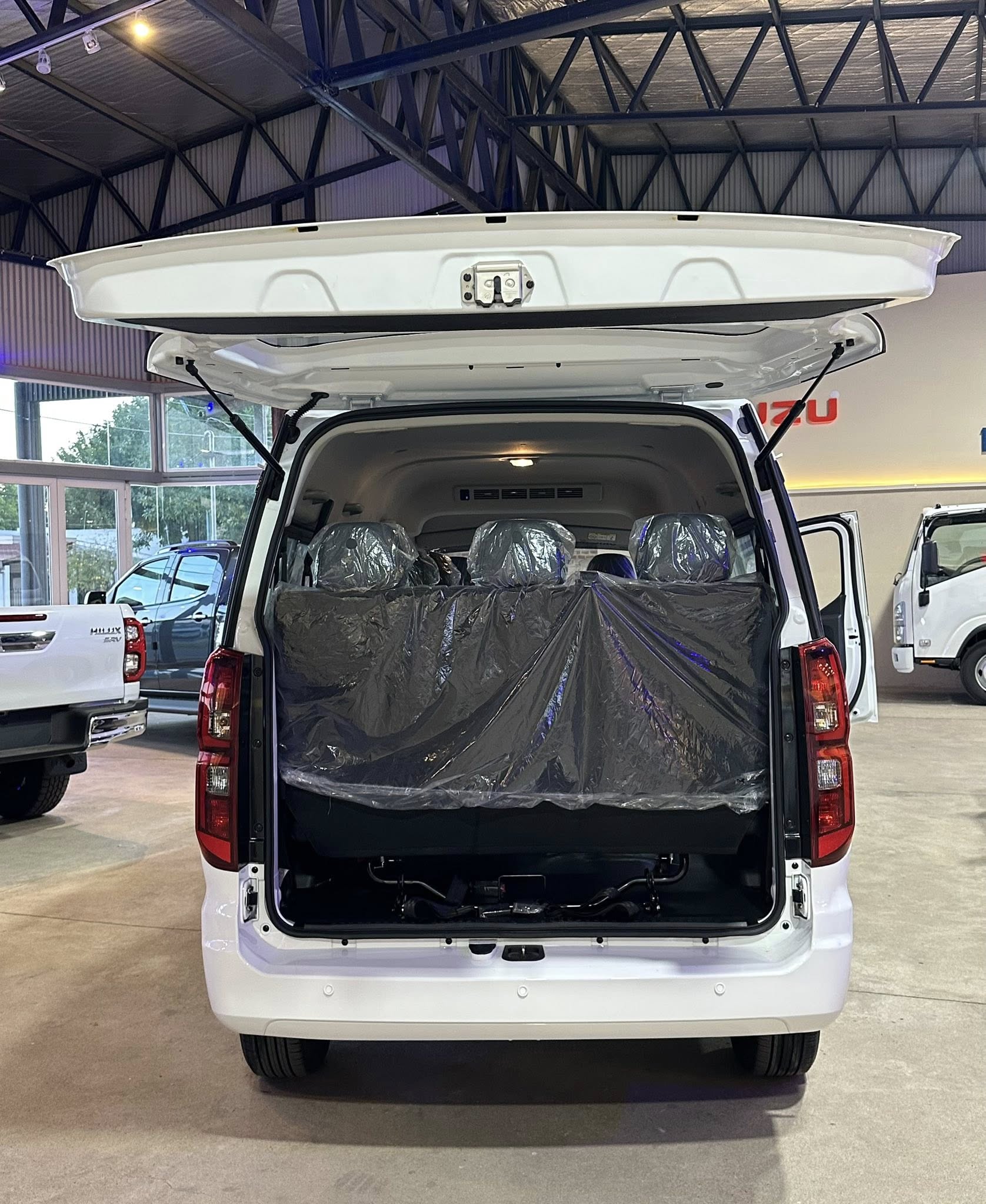 SHINERAY SRM M7 2.0 Nafta Manual 9 Pasajeros 0Km My2026 DISPONIBLE! Financia Bco. Santander. Acércate a ORIO HNOS, SAN GENARO, concesionario oficial SHINERAY, DOMY Utilitarios - Imagen 12