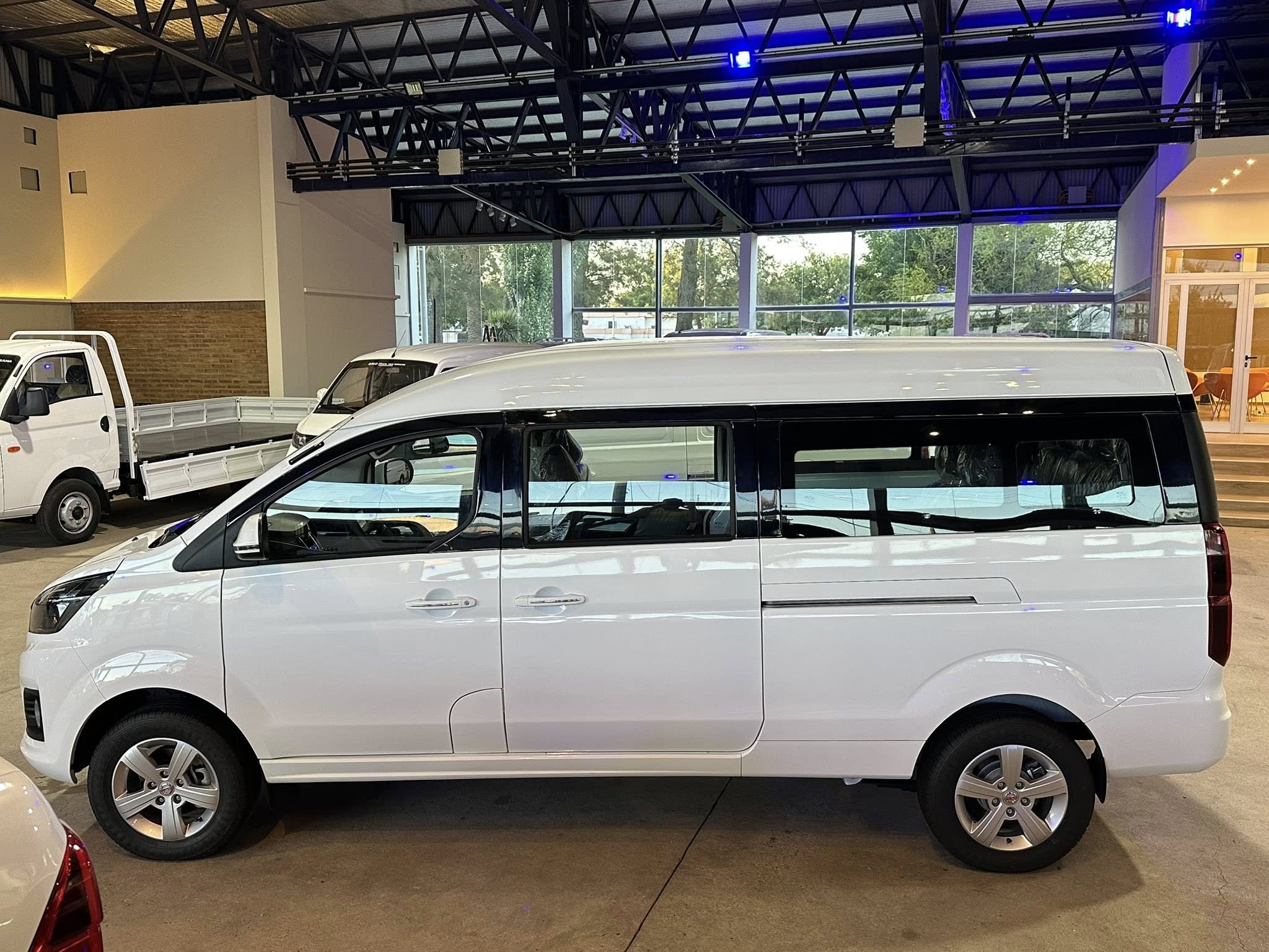 SHINERAY SRM M7 2.0 Nafta Manual 9 Pasajeros 0Km My2026 DISPONIBLE! Financia Bco. Santander. Acércate a ORIO HNOS, SAN GENARO, concesionario oficial SHINERAY, DOMY Utilitarios - Imagen 13