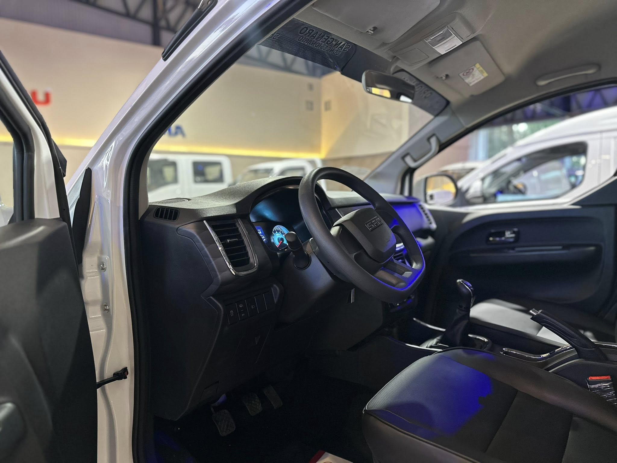 SHINERAY SRM M7 2.0 Nafta Manual 9 Pasajeros 0Km My2026 DISPONIBLE! Financia Bco. Santander. Acércate a ORIO HNOS, SAN GENARO, concesionario oficial SHINERAY, DOMY Utilitarios - Imagen 3