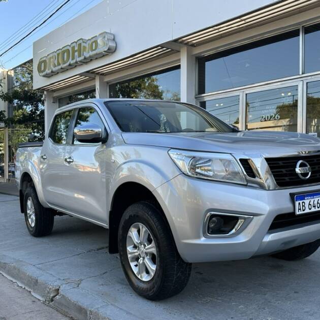 NISSAN NP300 FRONTIER D/C 2.3 TDI M/T XE 4x4 año 2017. Financia Bco. Santander. Acércate a ORIO HNOS, SAN GENARO, concesionario oficial JMC, ISUZU, KAMA Camiones