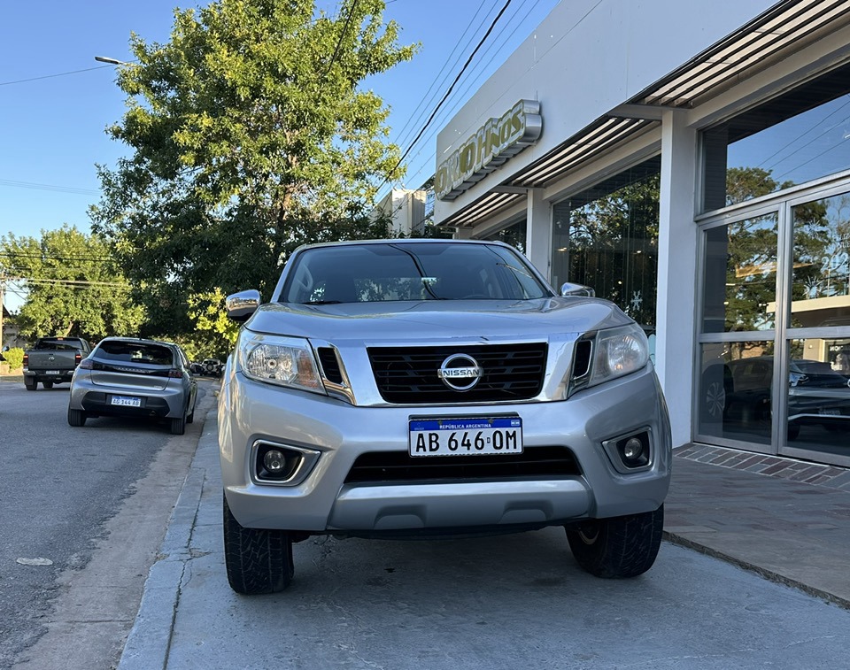 NISSAN NP300 FRONTIER D/C 2.3 TDI M/T XE 4x4 año 2017. Financia Bco. Santander. Acércate a ORIO HNOS, SAN GENARO, concesionario oficial JMC, ISUZU, KAMA Camiones - Imagen 10