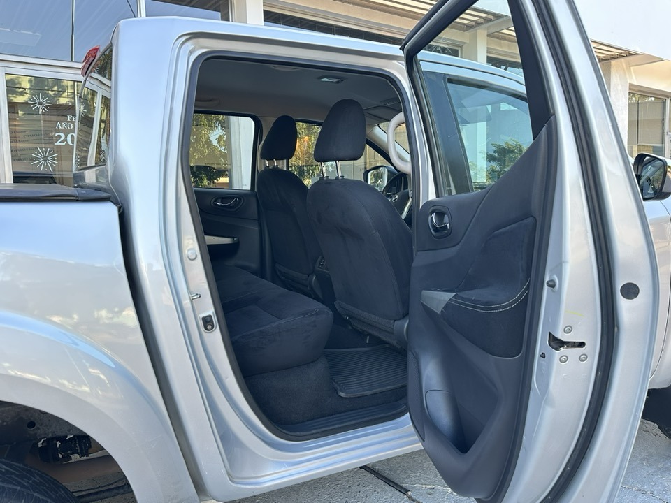 NISSAN NP300 FRONTIER D/C 2.3 TDI M/T XE 4x4 año 2017. Financia Bco. Santander. Acércate a ORIO HNOS, SAN GENARO, concesionario oficial JMC, ISUZU, KAMA Camiones - Imagen 9