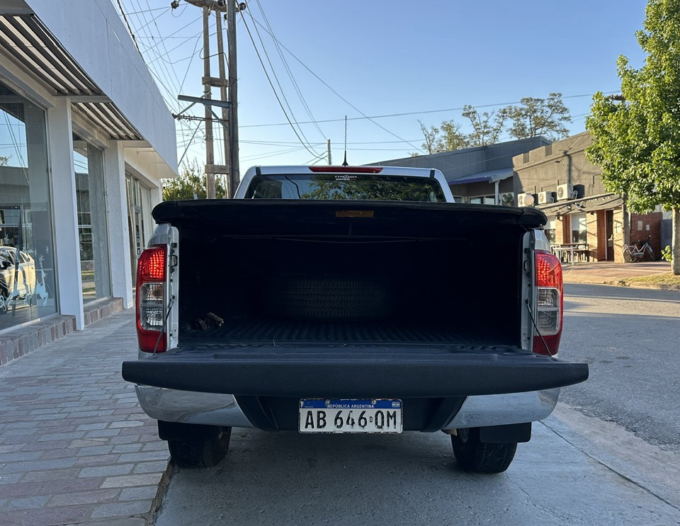 NISSAN NP300 FRONTIER D/C 2.3 TDI M/T XE 4x4 año 2017. Financia Bco. Santander. Acércate a ORIO HNOS, SAN GENARO, concesionario oficial JMC, ISUZU, KAMA Camiones - Imagen 8