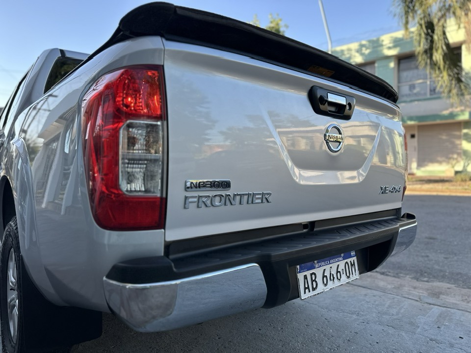 NISSAN NP300 FRONTIER D/C 2.3 TDI M/T XE 4x4 año 2017. Financia Bco. Santander. Acércate a ORIO HNOS, SAN GENARO, concesionario oficial JMC, ISUZU, KAMA Camiones - Imagen 5