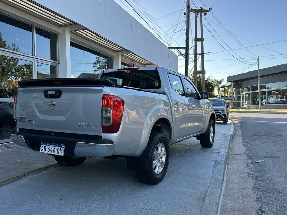 NISSAN NP300 FRONTIER D/C 2.3 TDI M/T XE 4x4 año 2017. Financia Bco. Santander. Acércate a ORIO HNOS, SAN GENARO, concesionario oficial JMC, ISUZU, KAMA Camiones - Imagen 3