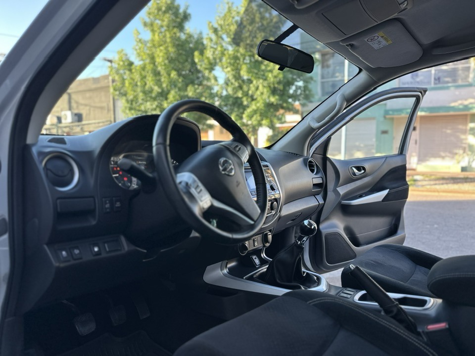 NISSAN NP300 FRONTIER D/C 2.3 TDI M/T XE 4x4 año 2017. Financia Bco. Santander. Acércate a ORIO HNOS, SAN GENARO, concesionario oficial JMC, ISUZU, KAMA Camiones - Imagen 2