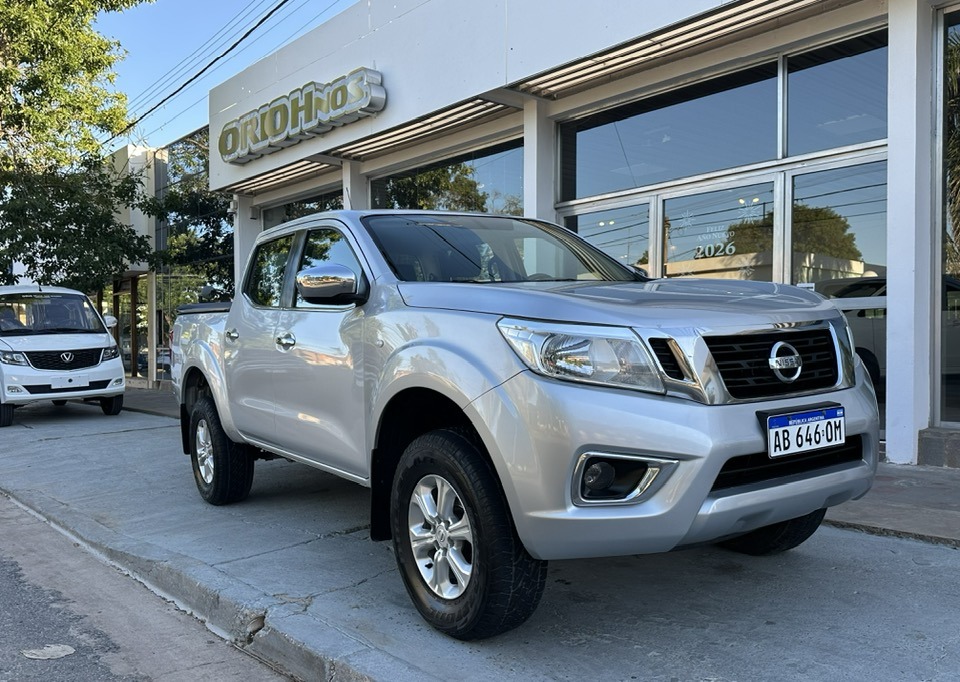 NISSAN NP300 FRONTIER D/C 2.3 TDI M/T XE 4x4 año 2017. Financia Bco. Santander. Acércate a ORIO HNOS, SAN GENARO, concesionario oficial JMC, ISUZU, KAMA Camiones