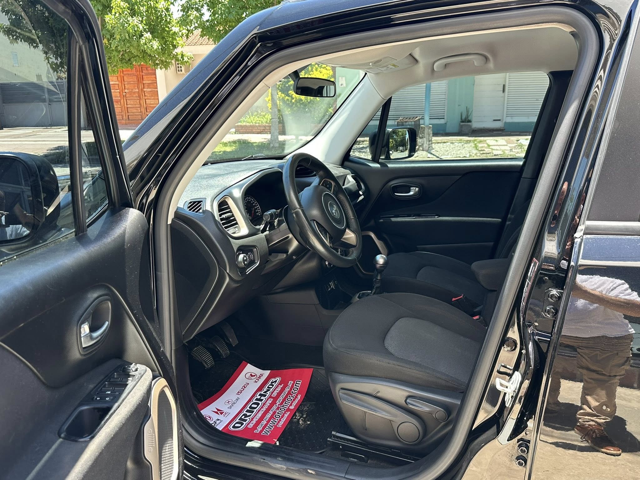 RENEGADE 1.8 NAFTA MANUAL SPORT año 2016 IMPECABLE! Financia Bco. Santander. Acércate a ORIO HNOS, SAN GENARO, concesionario oficial JMC, ISUZU, KAMA Camiones - Imagen 3