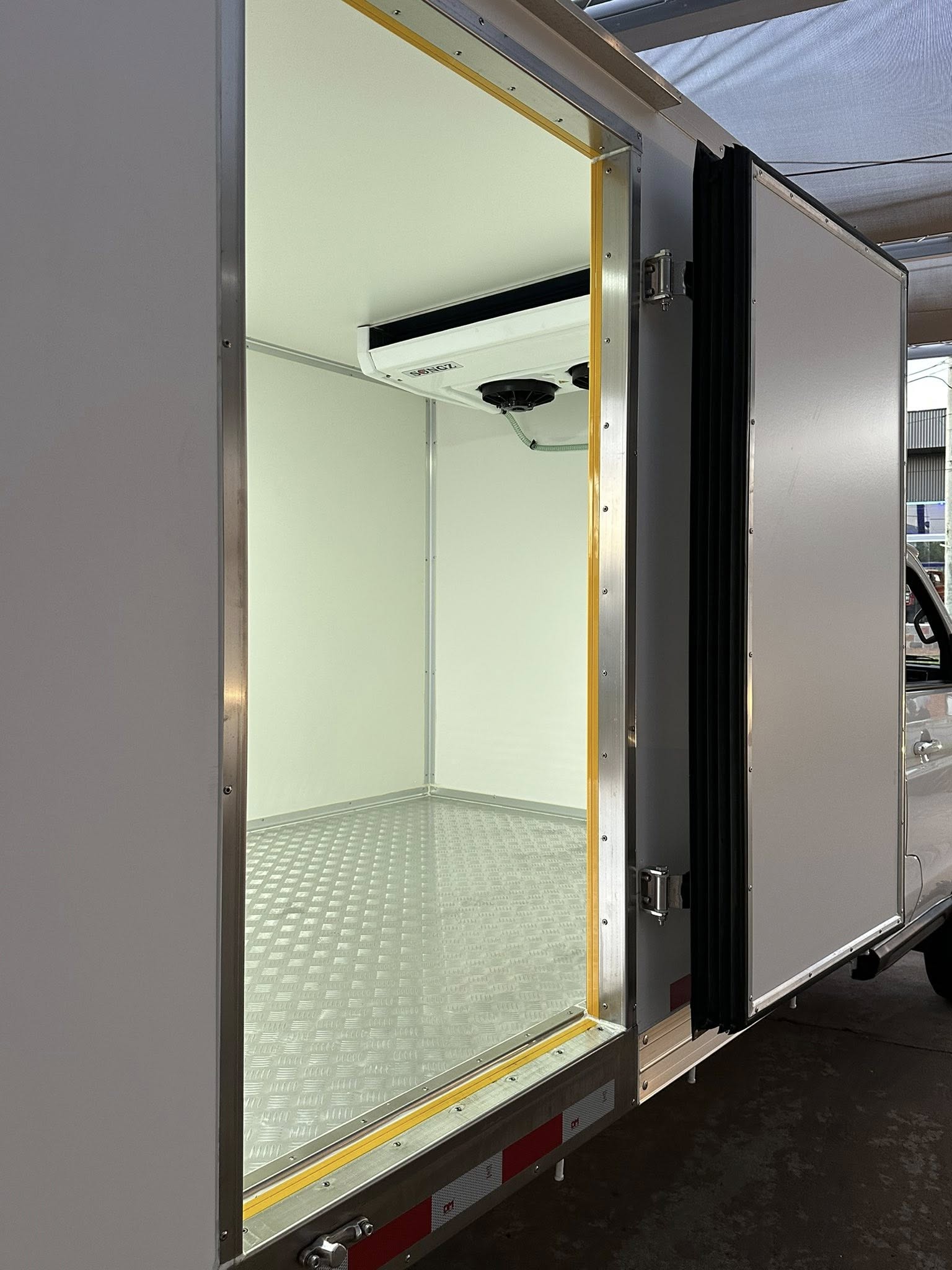 SHINERAY T30 C/S CHASIS con DUALES con FURGON REFRIGERADO -18° para 2 Toneladas 0km My2026 DISPONIBLES!! Financia Bco. Santander. Acércate a ORIO HNOS, SAN GENARO, concesionario oficial JMC, ISUZU, KAMA, LANDKING Camiones - Imagen 8