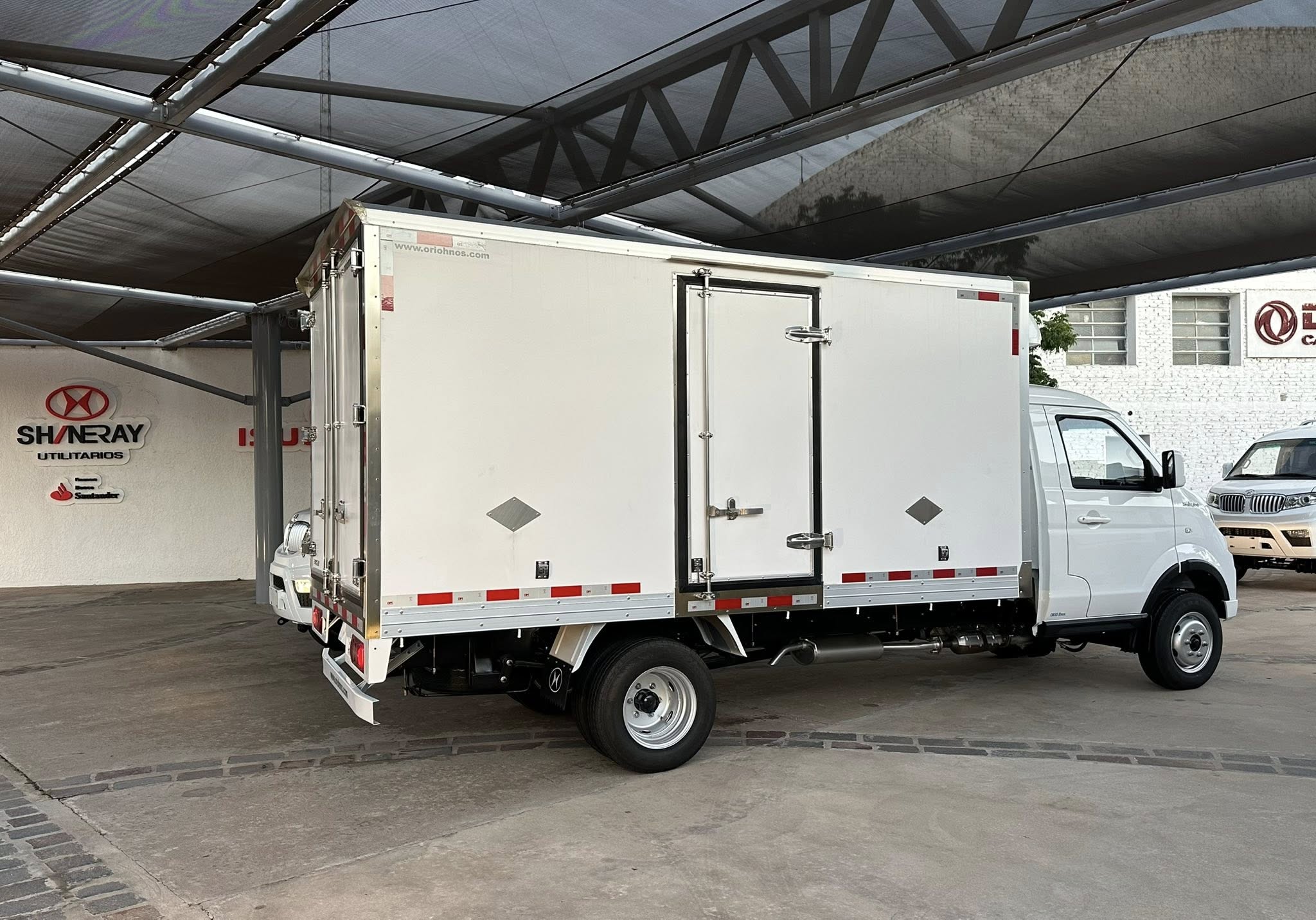 SHINERAY T30 C/S CHASIS con DUALES con FURGON REFRIGERADO -18° para 2 Toneladas 0km My2026 DISPONIBLES!! Financia Bco. Santander. Acércate a ORIO HNOS, SAN GENARO, concesionario oficial JMC, ISUZU, KAMA, LANDKING Camiones - Imagen 5