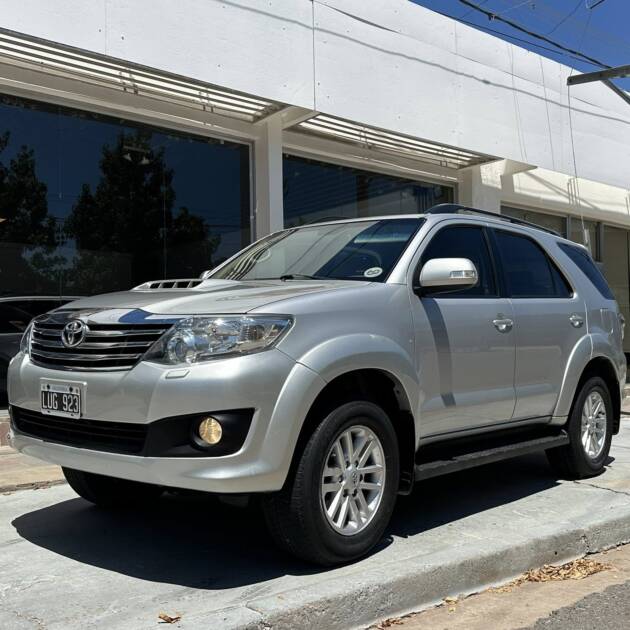 TOYOTA HILUX SW4 3.0 TDI 5 A/T 7 ASIENTOS CUERO SRV 4x4 año 2013 IMPECABLE! Financia Bco. Santander. Acércate a ORIO HNOS, SAN GENARO, concesionario oficial JMC, ISUZU, KAMA, LANDKING Camiones