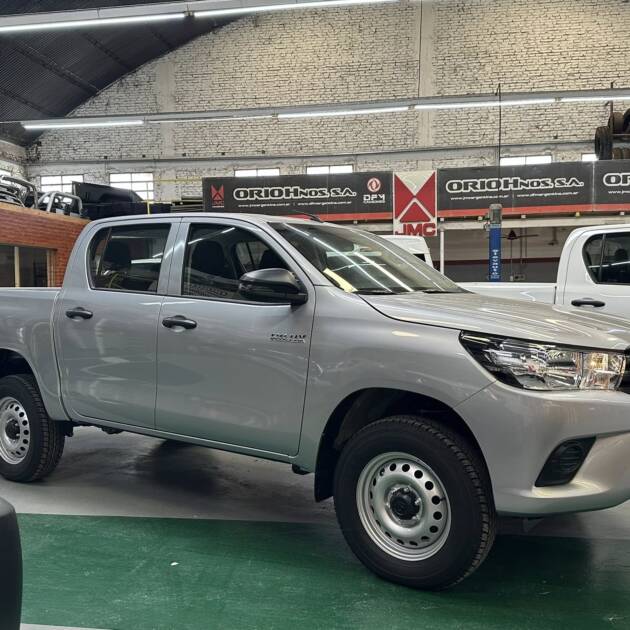 HILUX D/CABINA 2.4 TDI AUTOMATICA DX 4x4 0Km My2026 DISPONIBLES!! Financia Bco. Santander. Acércate a ORIO HNOS, SAN GENARO, concesionario oficial JMC, ISUZU, KAMA, LANDKING Camiones