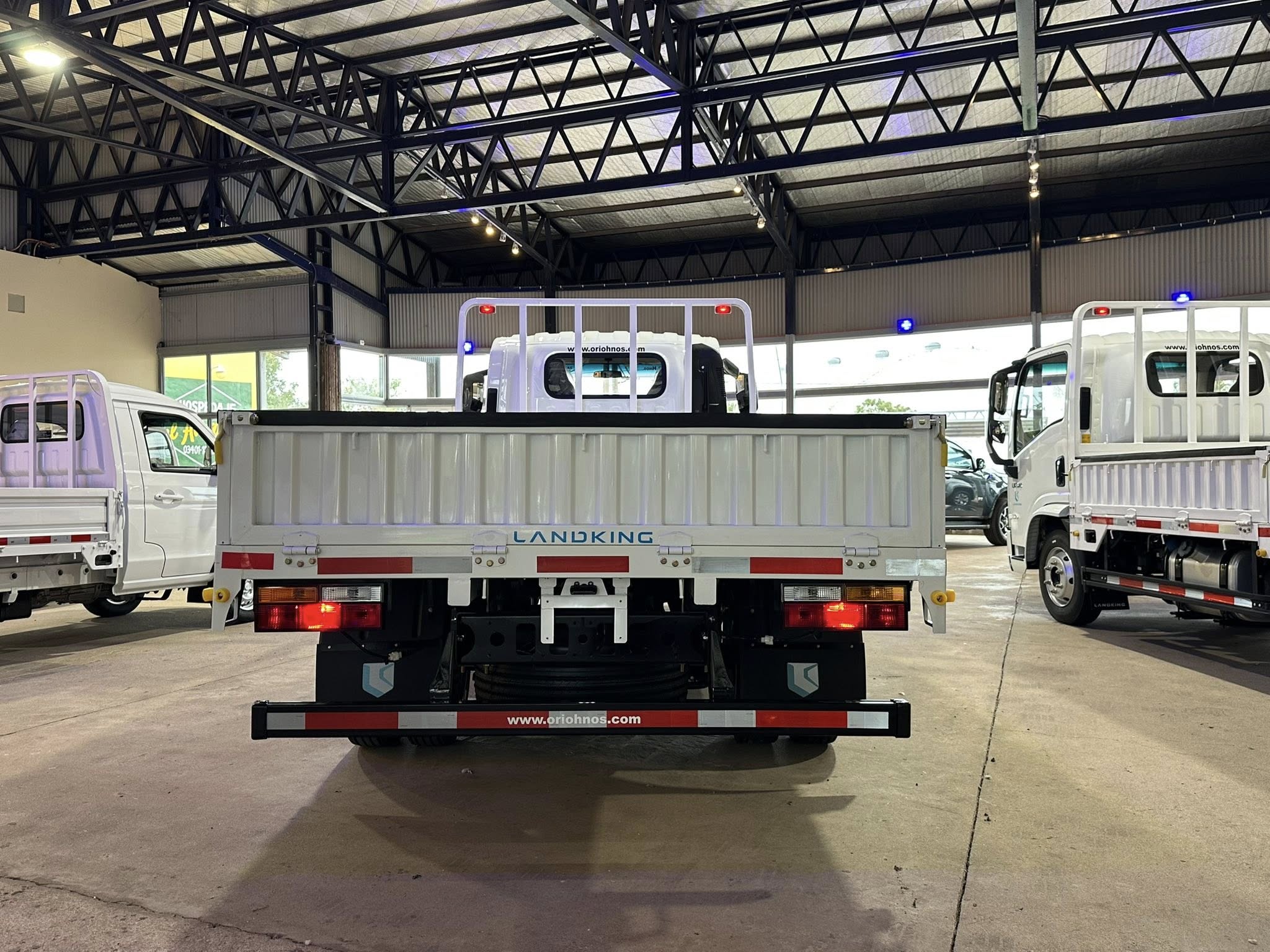 LANDKING LK 614 Motor WEICHAI 140cv 0Km. My2026 Para 3.8 Toneladas. Camión Liviano. Financia Bco. Santander. Acércate a ORIO HNOS, SAN GENARO, concesionario oficial JMC, ISUZU, KAMA, LANDKING Camiones - Imagen 4