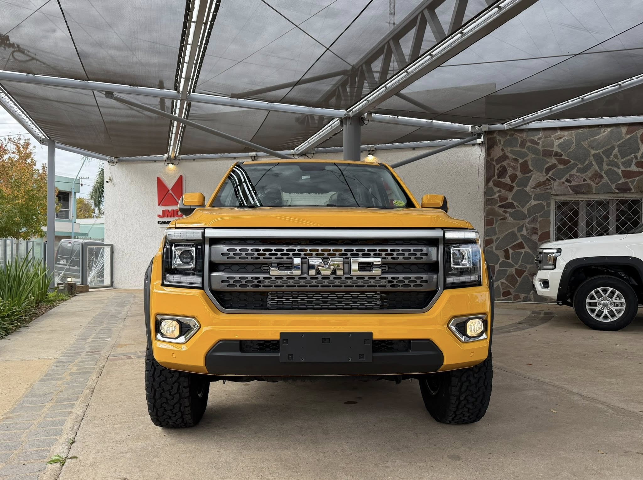 JMC GRAND AVENUE 2.3 NAFTA TURBO 242cv A/T GL 4x4 con SUSPENSIÓN REGULABLE y LLANTAS de DADAO. 0Km My2026 amarillo, versión especial. Financia Bco. Santander. Acércate a ORIO HNOS, SAN GENARO, concesionario oficial JMC, ISUZU, KAMA, LANDKING Camiones - Imagen 16