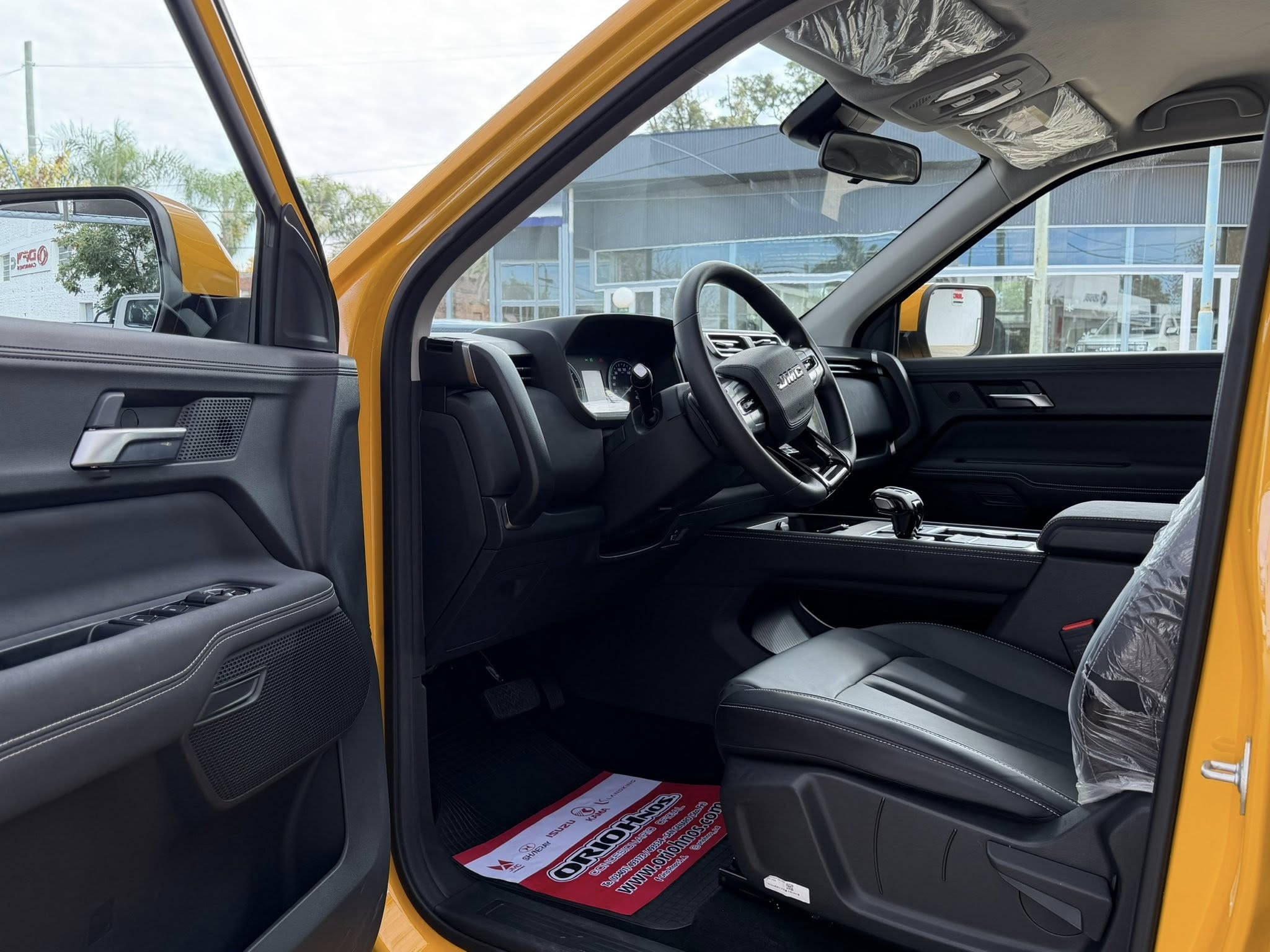 JMC GRAND AVENUE 2.3 NAFTA TURBO 242cv A/T GL 4x4 con SUSPENSIÓN REGULABLE y LLANTAS de DADAO. 0Km My2026 amarillo, versión especial. Financia Bco. Santander. Acércate a ORIO HNOS, SAN GENARO, concesionario oficial JMC, ISUZU, KAMA, LANDKING Camiones - Imagen 14