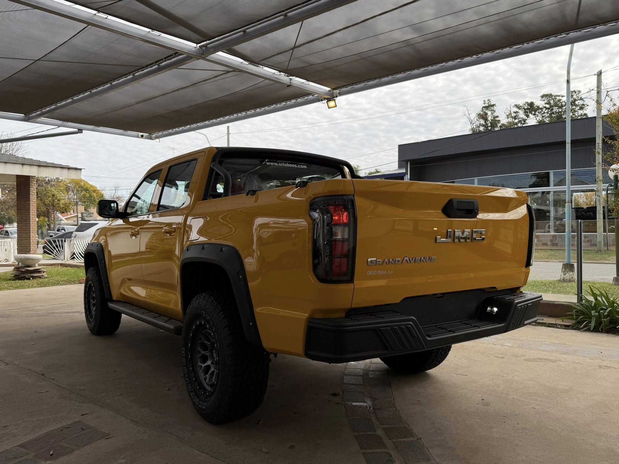 JMC GRAND AVENUE 2.3 NAFTA TURBO 242cv A/T GL 4x4 con SUSPENSIÓN REGULABLE y LLANTAS de DADAO. 0Km My2026 amarillo, versión especial. Financia Bco. Santander. Acércate a ORIO HNOS, SAN GENARO, concesionario oficial JMC, ISUZU, KAMA, LANDKING Camiones - Imagen 3