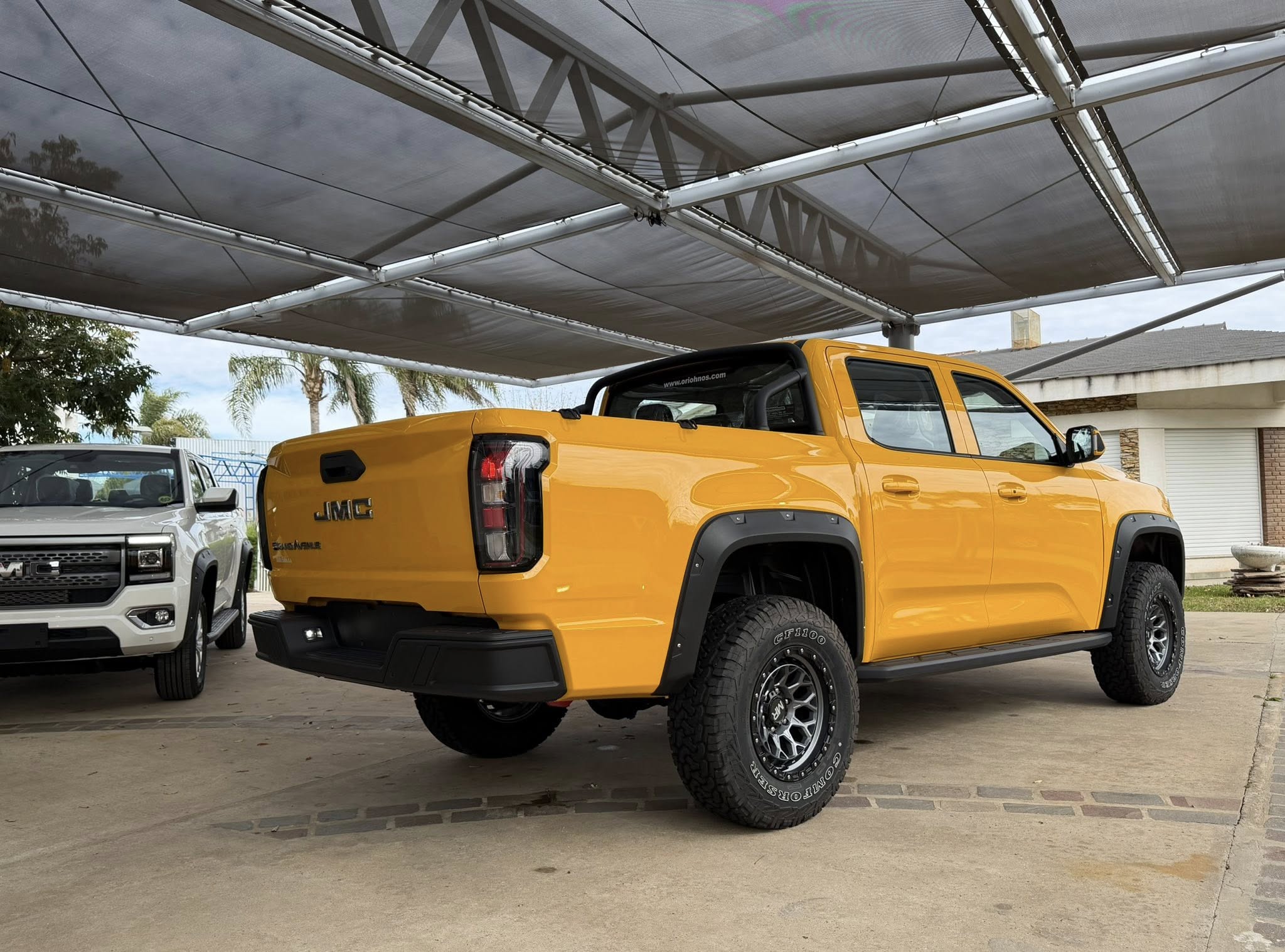 JMC GRAND AVENUE 2.3 NAFTA TURBO 242cv A/T GL 4x4 con SUSPENSIÓN REGULABLE y LLANTAS de DADAO. 0Km My2026 amarillo, versión especial. Financia Bco. Santander. Acércate a ORIO HNOS, SAN GENARO, concesionario oficial JMC, ISUZU, KAMA, LANDKING Camiones - Imagen 2