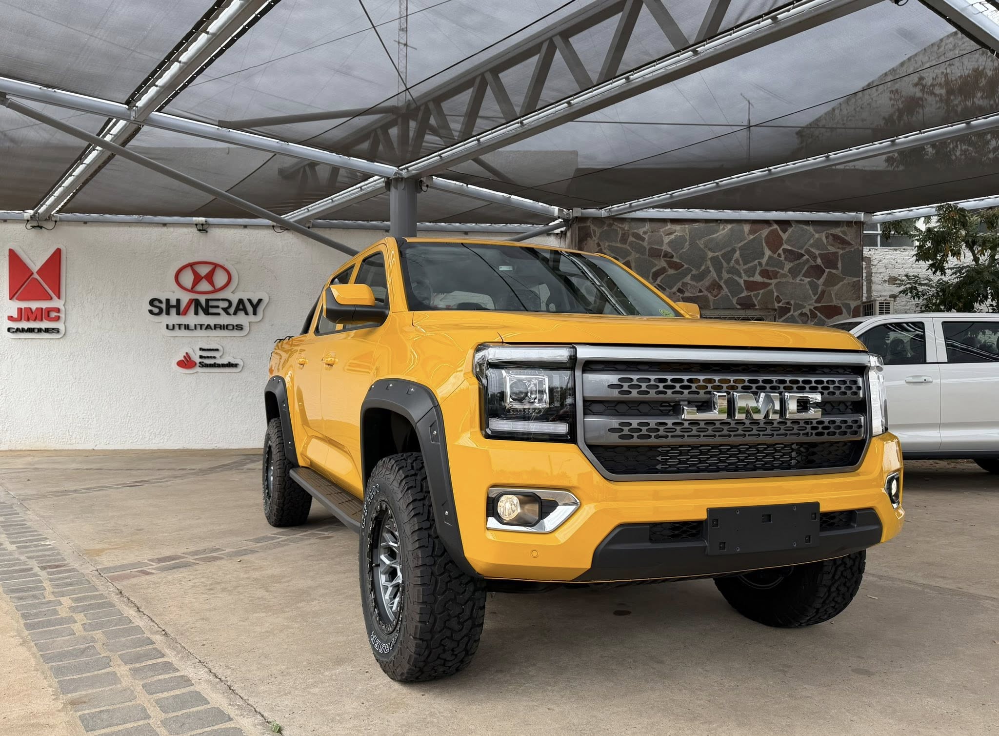 JMC GRAND AVENUE 2.3 NAFTA TURBO 242cv A/T GL 4x4 con SUSPENSIÓN REGULABLE y LLANTAS de DADAO. 0Km My2026 amarillo, versión especial. Financia Bco. Santander. Acércate a ORIO HNOS, SAN GENARO, concesionario oficial JMC, ISUZU, KAMA, LANDKING Camiones