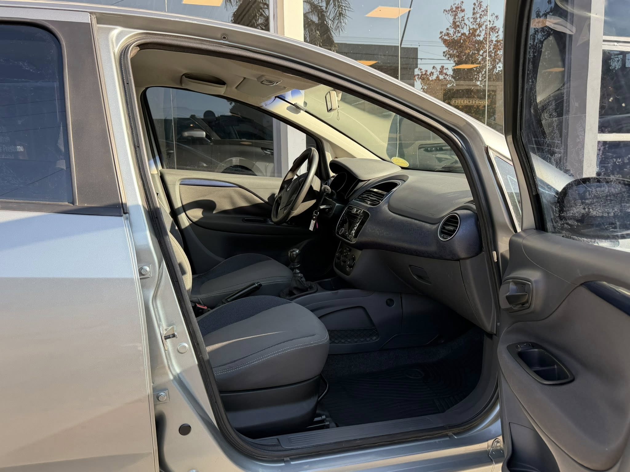 FIAT PUNTO ATTRACTIVE 1.4 8v M/T año 2013 SUPER CONFIABLE!! Financia Bco. Santander. Acércate a ORIO HNOS, SAN GENARO, concesionario oficial FORTHING suv - Imagen 7
