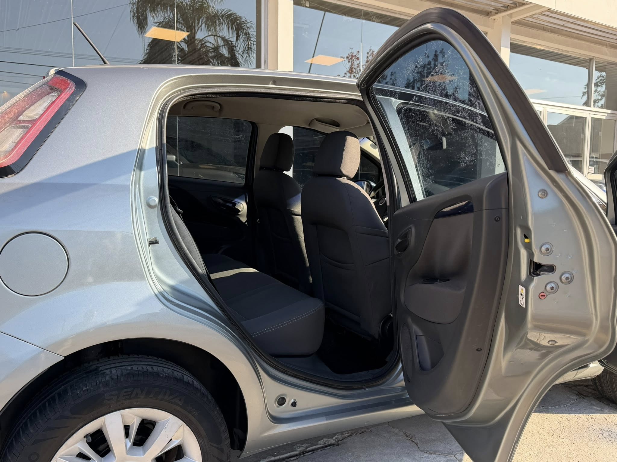 FIAT PUNTO ATTRACTIVE 1.4 8v M/T año 2013 SUPER CONFIABLE!! Financia Bco. Santander. Acércate a ORIO HNOS, SAN GENARO, concesionario oficial FORTHING suv - Imagen 6