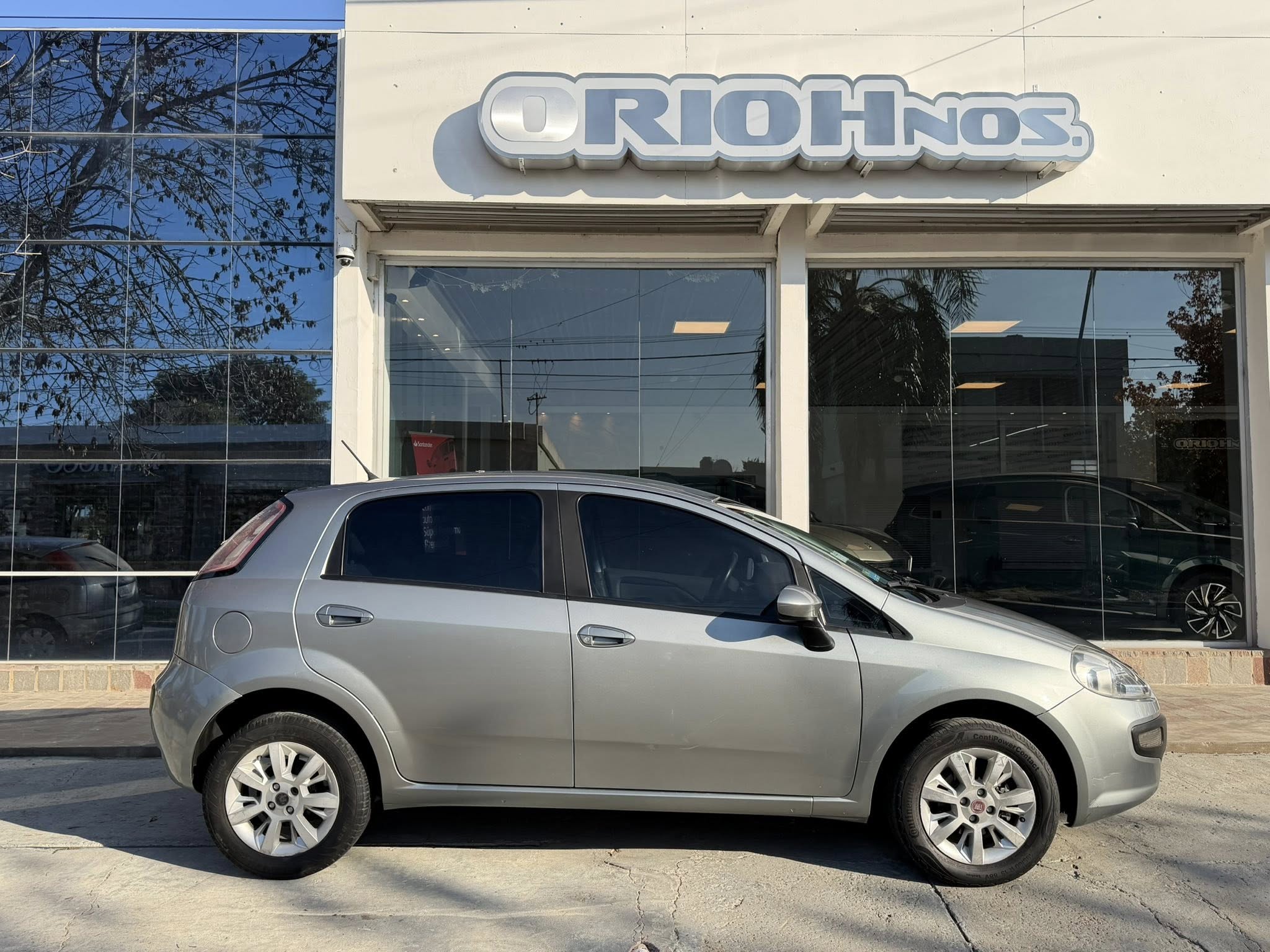 FIAT PUNTO ATTRACTIVE 1.4 8v M/T año 2013 SUPER CONFIABLE!! Financia Bco. Santander. Acércate a ORIO HNOS, SAN GENARO, concesionario oficial FORTHING suv - Imagen 4