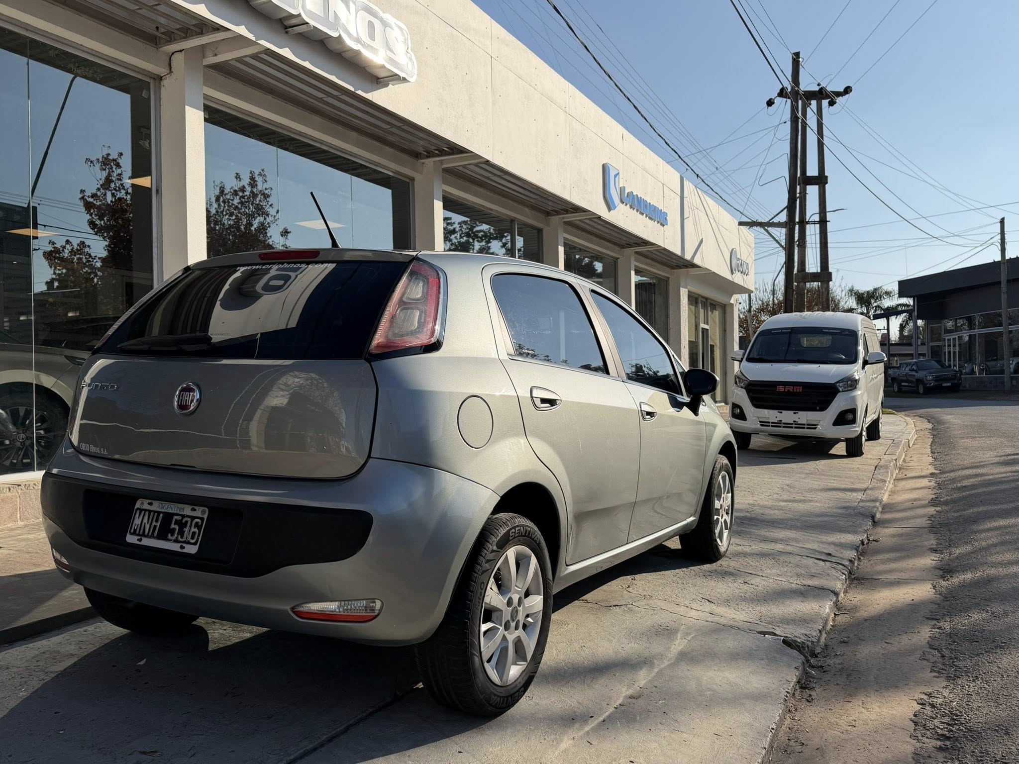 FIAT PUNTO ATTRACTIVE 1.4 8v M/T año 2013 SUPER CONFIABLE!! Financia Bco. Santander. Acércate a ORIO HNOS, SAN GENARO, concesionario oficial FORTHING suv - Imagen 2
