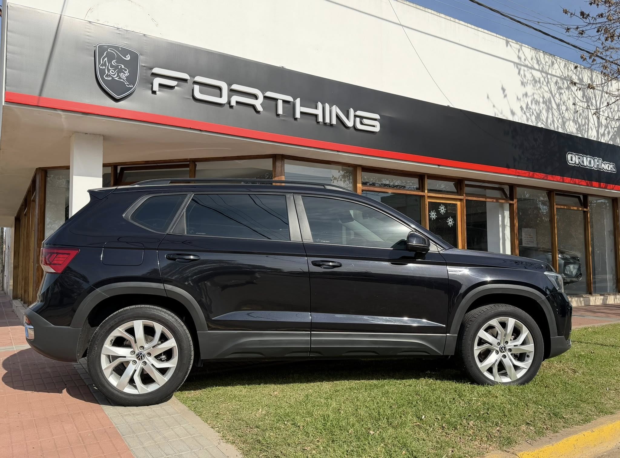 VW TAOS 250 TSI COMFORTLINE TIPTRONIC año 2023, negro. Financia Bco. Santander. Acércate a ORIO HNOS, SAN GENARO, concesionario oficial FORTHING suv - Imagen 2