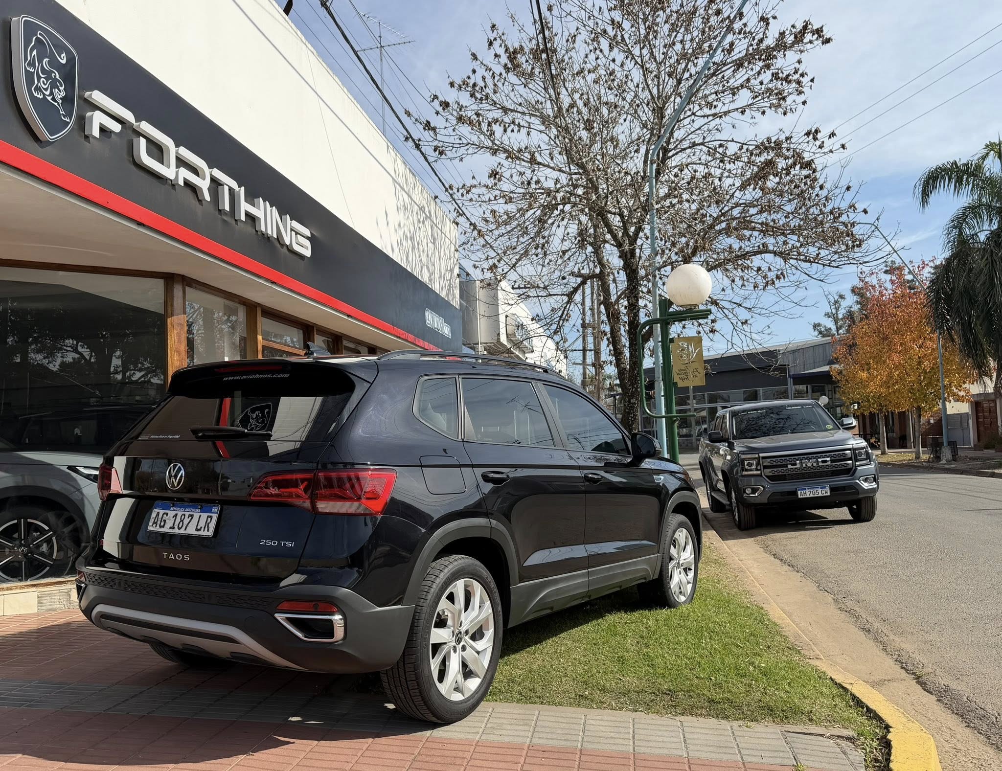 VW TAOS 250 TSI COMFORTLINE TIPTRONIC año 2023, negro. Financia Bco. Santander. Acércate a ORIO HNOS, SAN GENARO, concesionario oficial FORTHING suv - Imagen 3