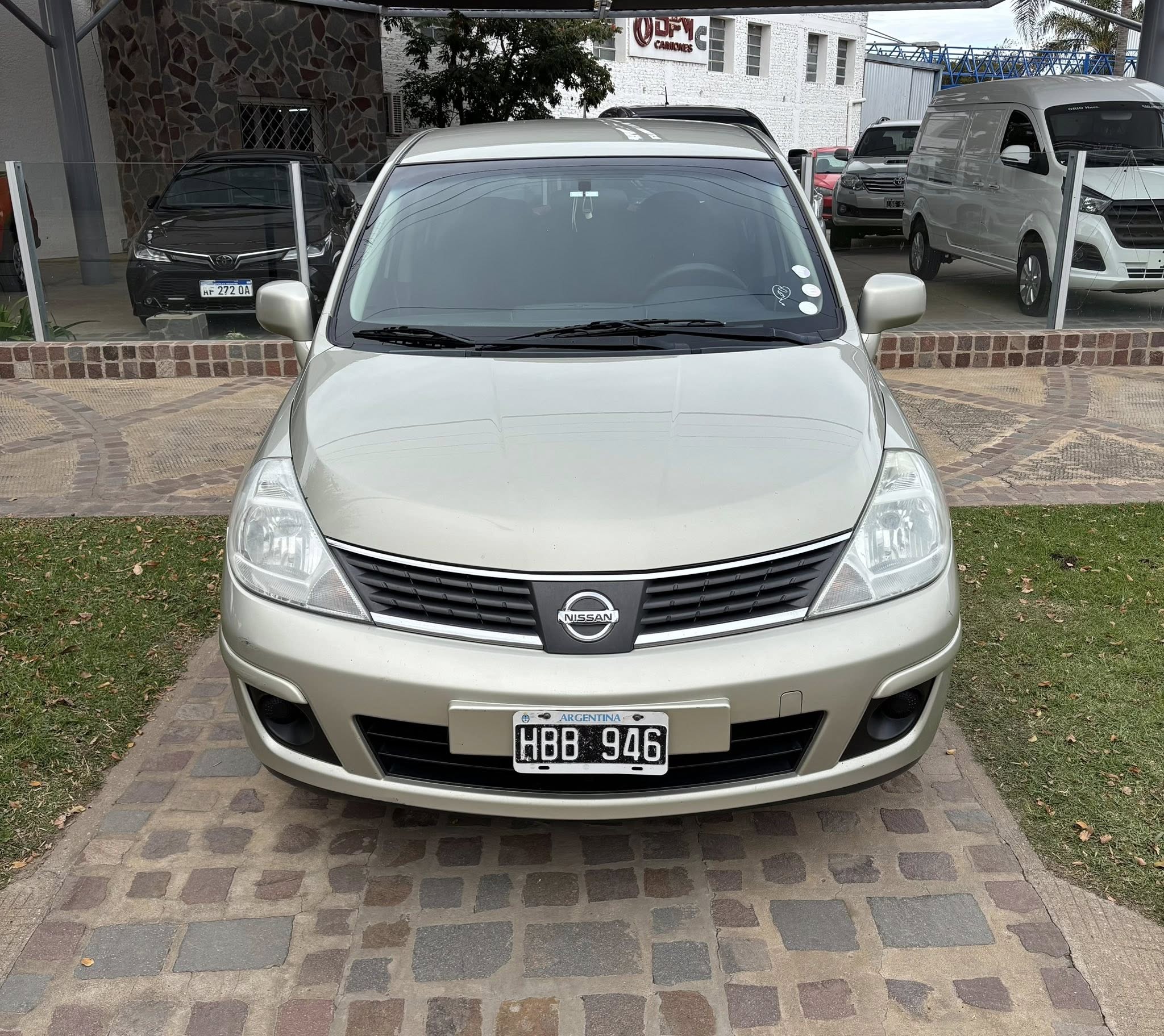 NISSAN TIIDA 4 PUERTAS 1.8 NAFTA M/T VISIA año 2008, beige metalizado. con 165.000Km. Acércate a ORIO HNOS, SAN GENARO, concesionario oficial SHINERAY, DOMY Utilitarios - Imagen 8