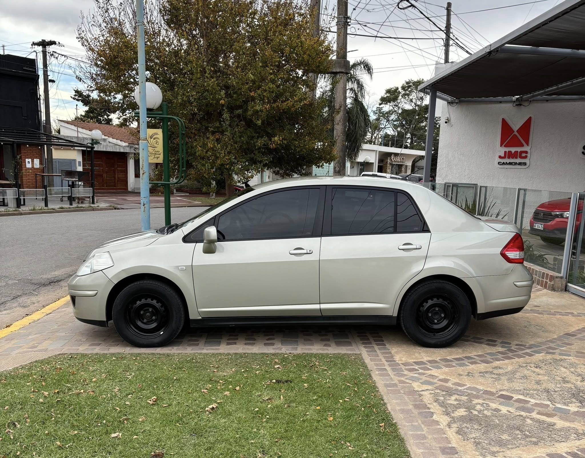 NISSAN TIIDA 4 PUERTAS 1.8 NAFTA M/T VISIA año 2008, beige metalizado. con 165.000Km. Acércate a ORIO HNOS, SAN GENARO, concesionario oficial SHINERAY, DOMY Utilitarios - Imagen 7