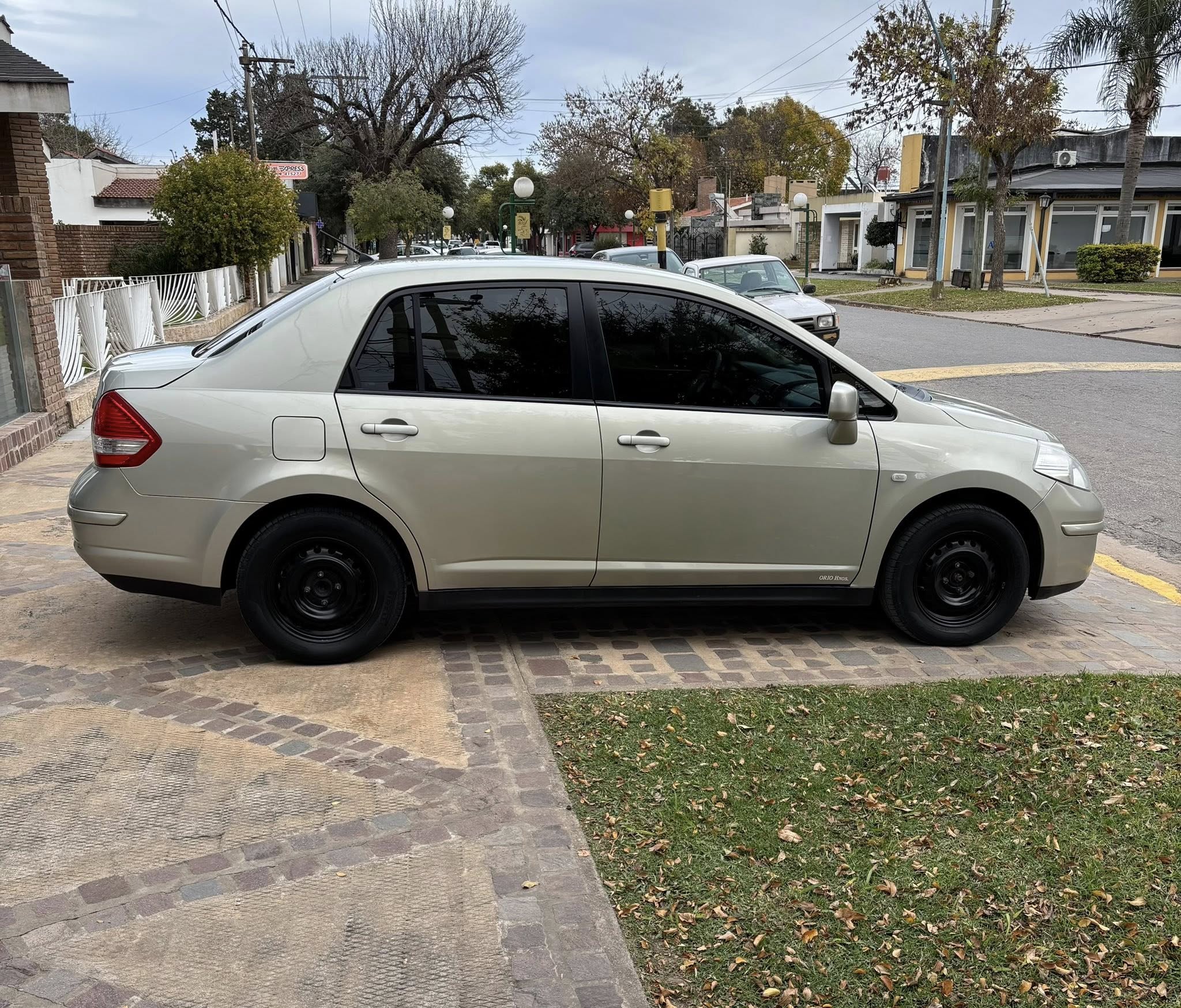 NISSAN TIIDA 4 PUERTAS 1.8 NAFTA M/T VISIA año 2008, beige metalizado. con 165.000Km. Acércate a ORIO HNOS, SAN GENARO, concesionario oficial SHINERAY, DOMY Utilitarios - Imagen 6