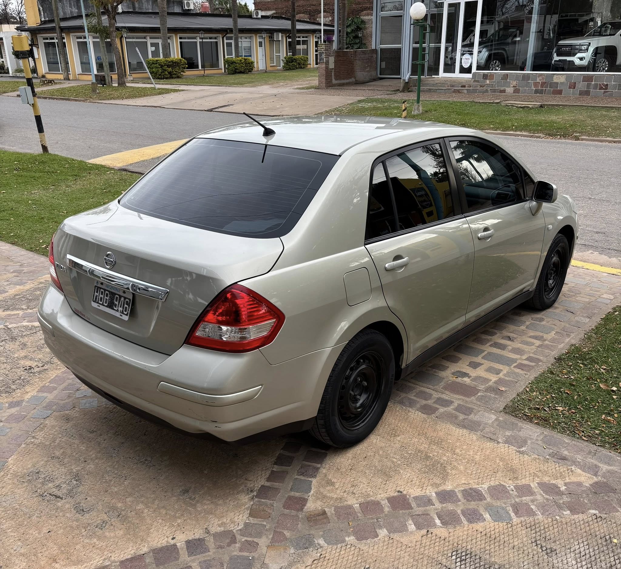 NISSAN TIIDA 4 PUERTAS 1.8 NAFTA M/T VISIA año 2008, beige metalizado. con 165.000Km. Acércate a ORIO HNOS, SAN GENARO, concesionario oficial SHINERAY, DOMY Utilitarios - Imagen 3