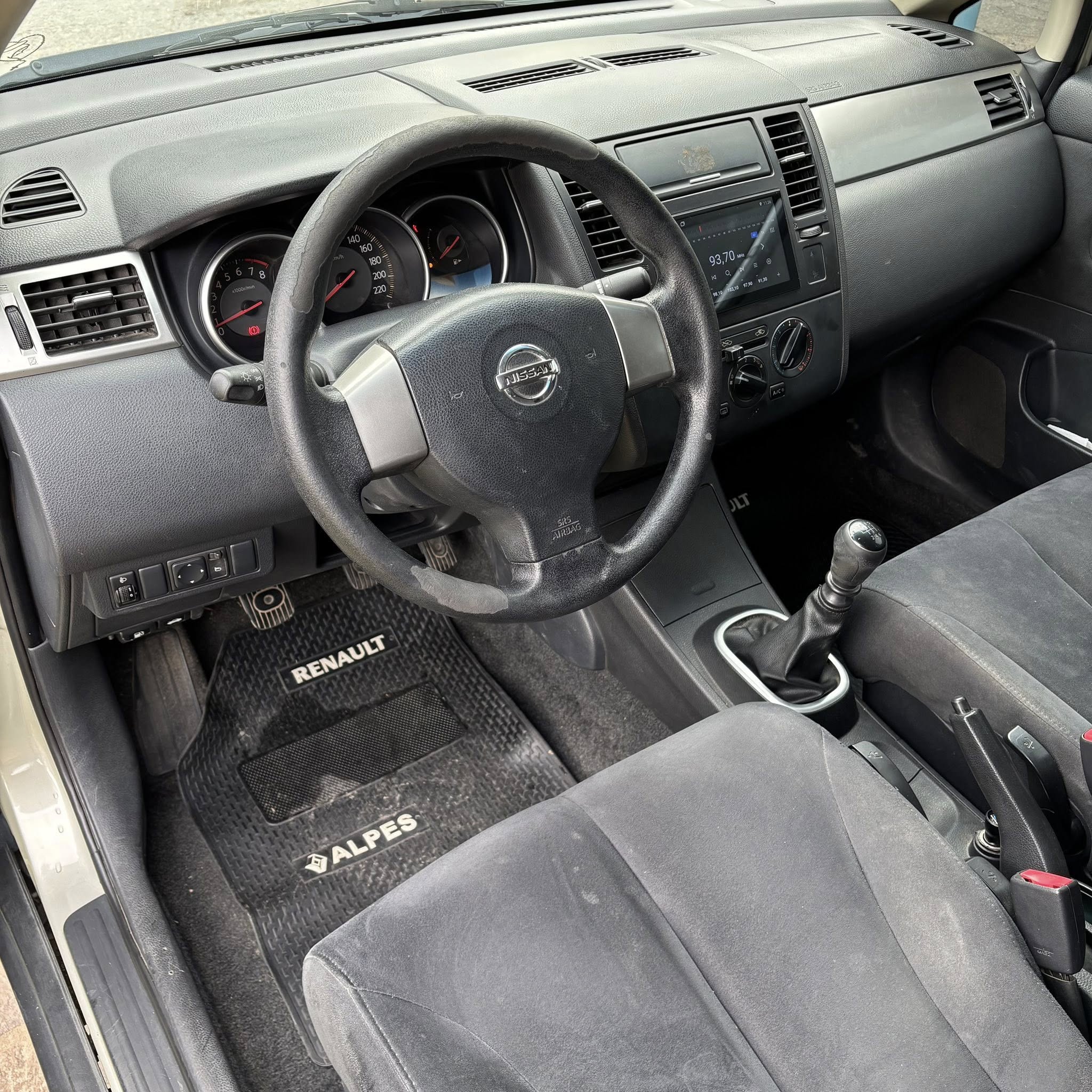 NISSAN TIIDA 4 PUERTAS 1.8 NAFTA M/T VISIA año 2008, beige metalizado. con 165.000Km. Acércate a ORIO HNOS, SAN GENARO, concesionario oficial SHINERAY, DOMY Utilitarios - Imagen 2