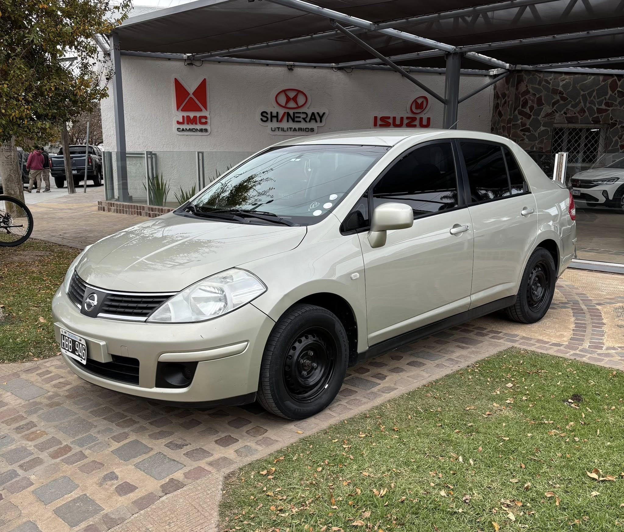 NISSAN TIIDA 4 PUERTAS 1.8 NAFTA M/T VISIA año 2008, beige metalizado. con 165.000Km. Acércate a ORIO HNOS, SAN GENARO, concesionario oficial SHINERAY, DOMY Utilitarios