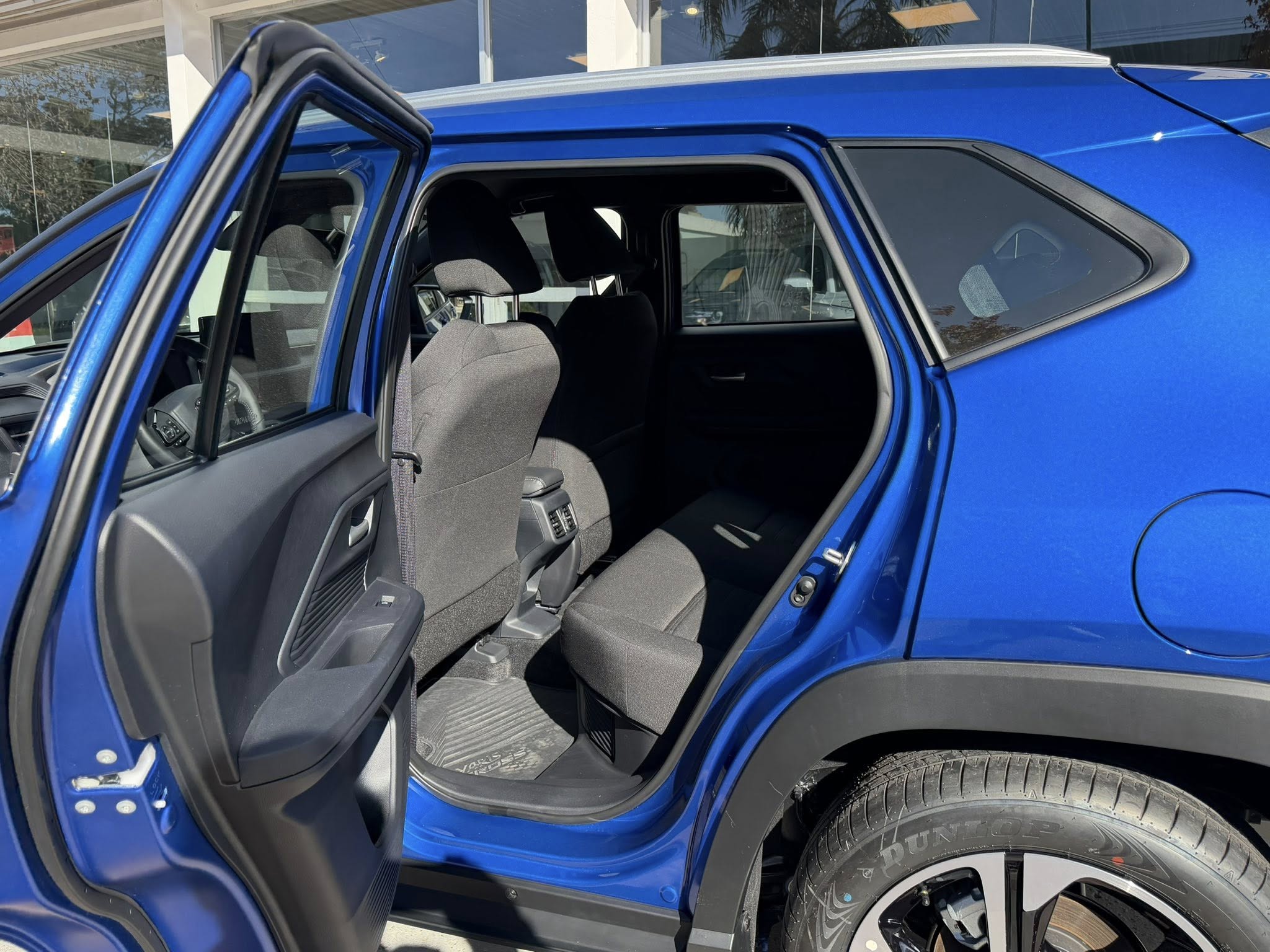 TOYOTA YARIS CROSS XEI HEV eCVT 0Km MY2026 azul metalizado. disponible. Financia Bco. Santander. Acércate a ORIO HNOS, SAN GENARO, concesionario oficial FORTHING suv - Imagen 9