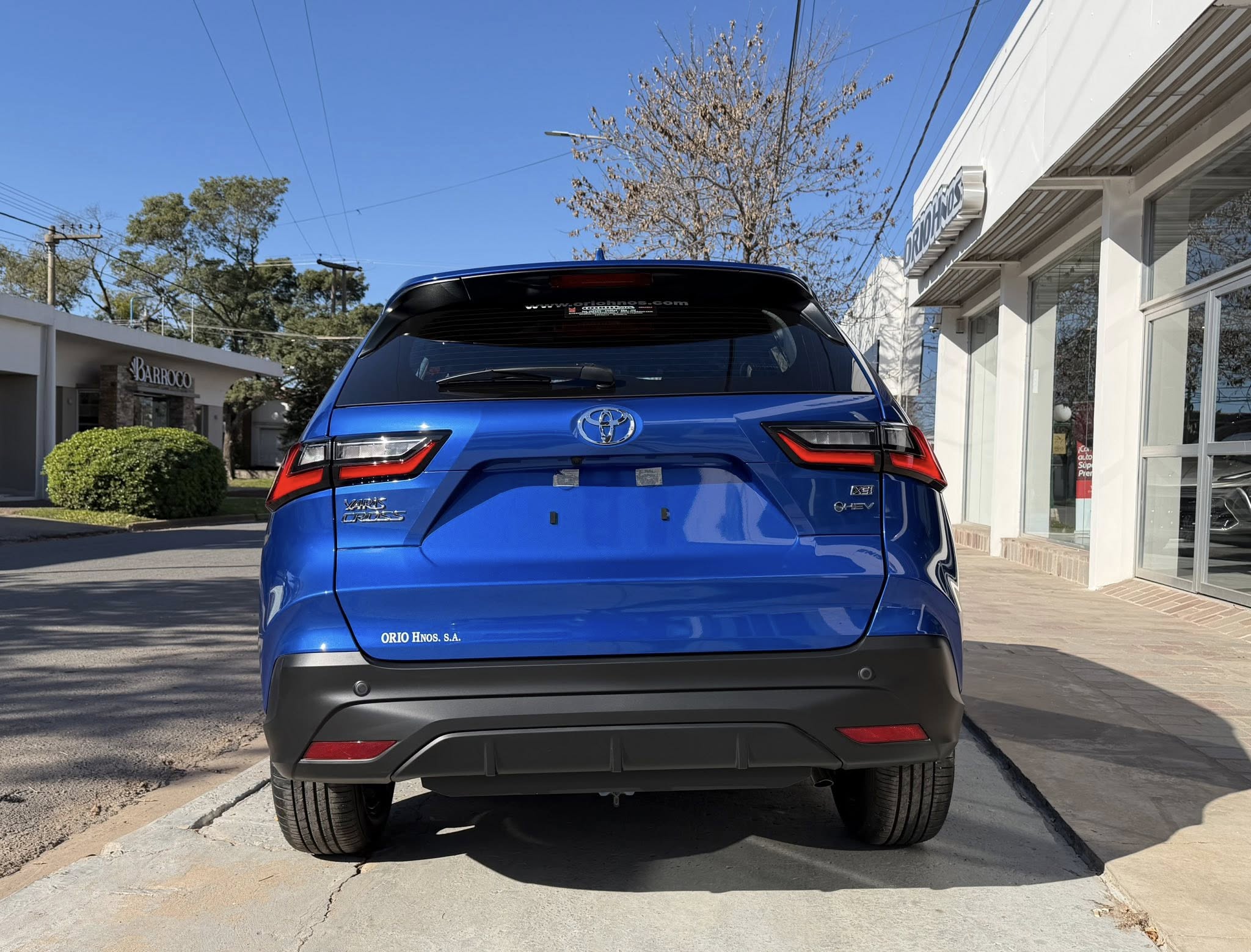 TOYOTA YARIS CROSS XEI HEV eCVT 0Km MY2026 azul metalizado. disponible. Financia Bco. Santander. Acércate a ORIO HNOS, SAN GENARO, concesionario oficial FORTHING suv - Imagen 4