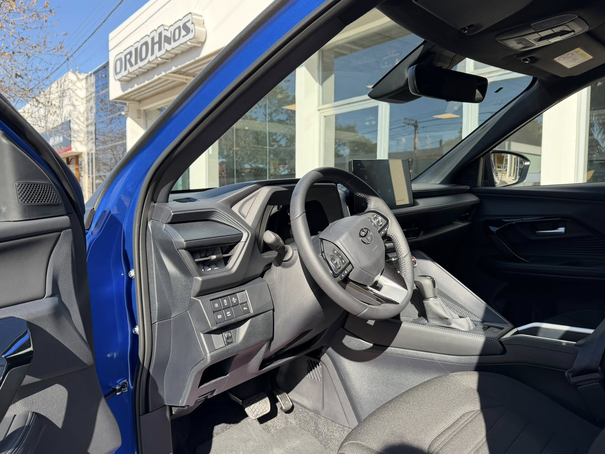 TOYOTA YARIS CROSS XEI HEV eCVT 0Km MY2026 azul metalizado. disponible. Financia Bco. Santander. Acércate a ORIO HNOS, SAN GENARO, concesionario oficial FORTHING suv - Imagen 2