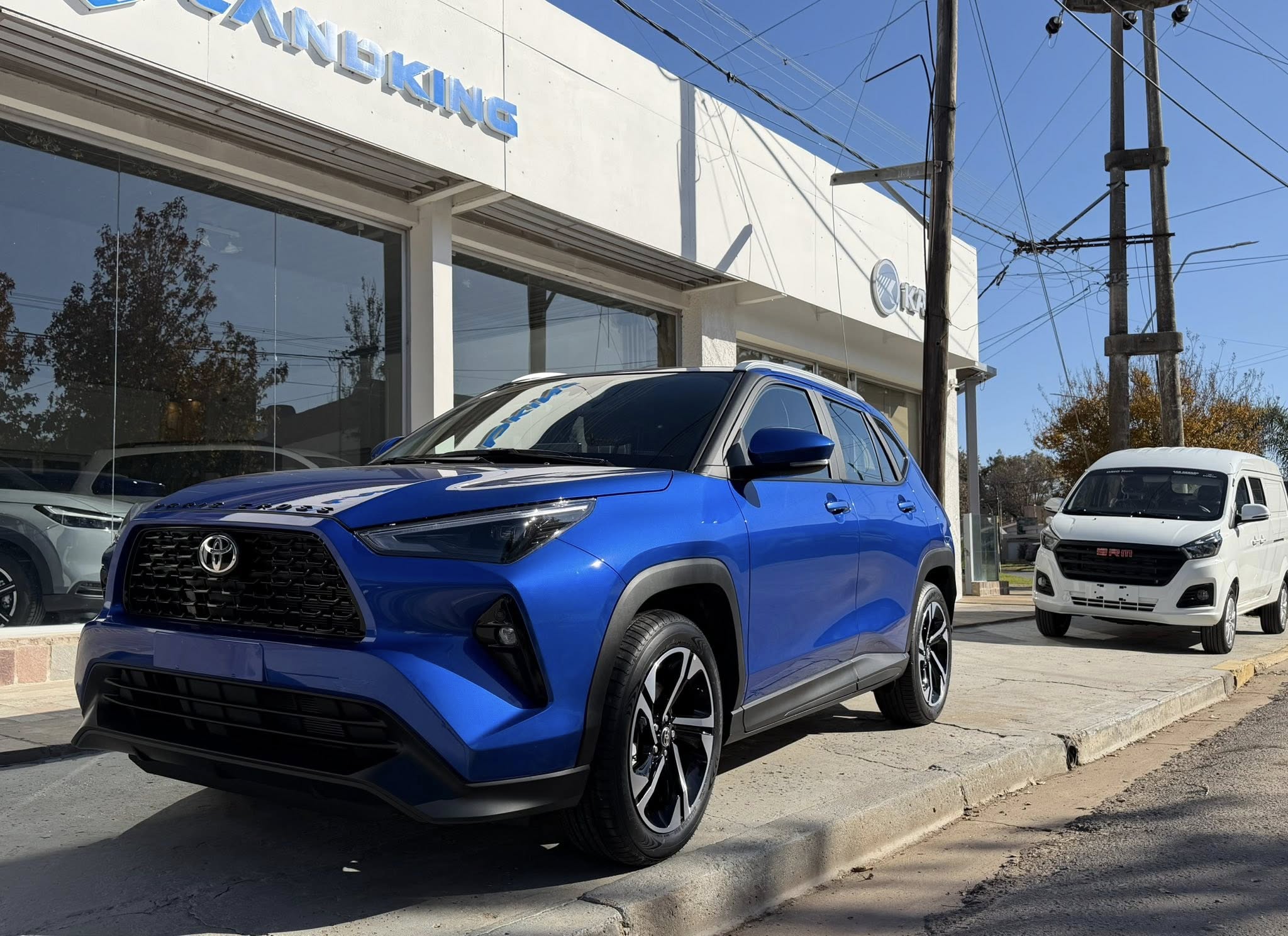 TOYOTA YARIS CROSS XEI HEV eCVT 0Km MY2026 azul metalizado. disponible. Financia Bco. Santander. Acércate a ORIO HNOS, SAN GENARO, concesionario oficial FORTHING suv