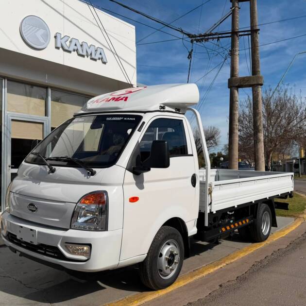 KAMA X1 CABINA SIMPLE DIÉSEL CON CAJA DE CARGA 0 Km MY2026 disponibles! Financia Bco. Santander. Acércate a ORIO HNOS, SAN GENARO, concesionario oficial JMC, ISUZU, KAMA, LANDKING Camiones