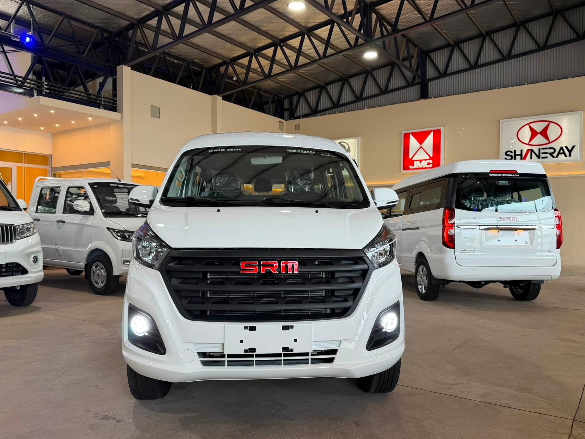 SHINERAY SRM 2.0 Nafta 136 CV Manual Familiar de 7 pasajeros M7 0 Km MY2026. Financia Bco. Santander. Acércate a ORIO HNOS, SAN GENARO, concesionario oficial SHINERAY, DOMY Utilitarios - Imagen 2