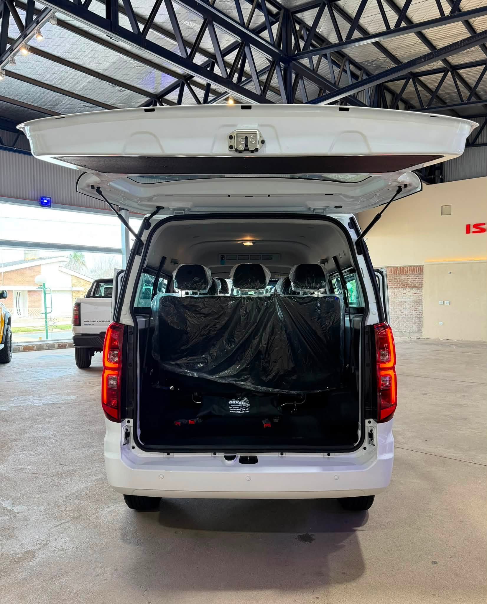 SHINERAY SRM 2.0 Nafta 136 CV Manual Familiar de 7 pasajeros M7 0 Km MY2026. Financia Bco. Santander. Acércate a ORIO HNOS, SAN GENARO, concesionario oficial SHINERAY, DOMY Utilitarios - Imagen 14