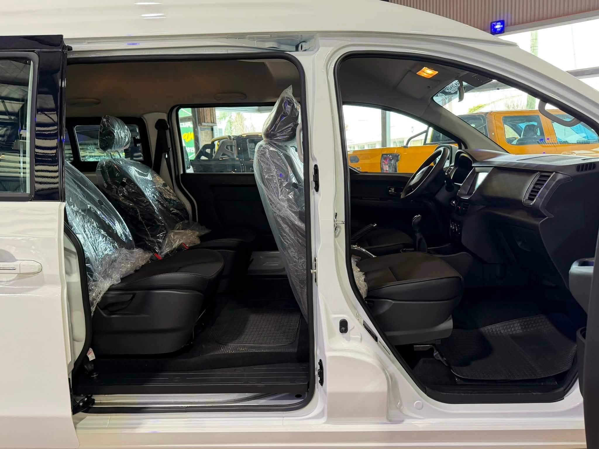 SHINERAY SRM 2.0 Nafta 136 CV Manual Familiar de 7 pasajeros M7 0 Km MY2026. Financia Bco. Santander. Acércate a ORIO HNOS, SAN GENARO, concesionario oficial SHINERAY, DOMY Utilitarios - Imagen 7