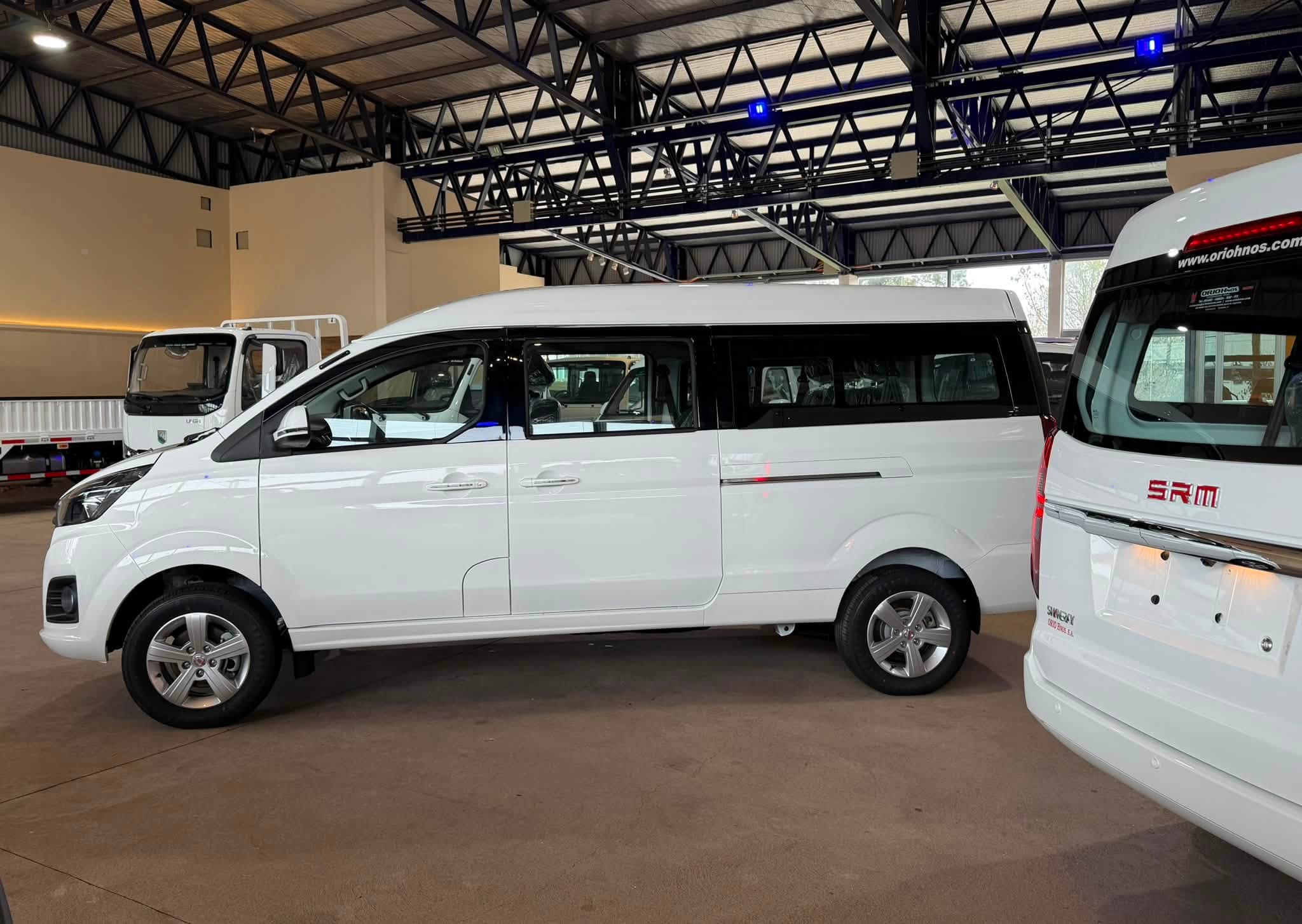 SHINERAY SRM 2.0 Nafta 136 CV Manual Familiar de 7 pasajeros M7 0 Km MY2026. Financia Bco. Santander. Acércate a ORIO HNOS, SAN GENARO, concesionario oficial SHINERAY, DOMY Utilitarios - Imagen 4