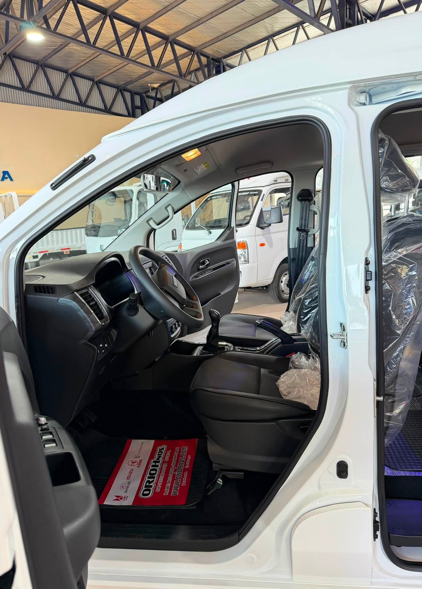 SHINERAY SRM 2.0 Nafta 136 CV Manual Familiar de 7 pasajeros M7 0 Km MY2026. Financia Bco. Santander. Acércate a ORIO HNOS, SAN GENARO, concesionario oficial SHINERAY, DOMY Utilitarios - Imagen 8